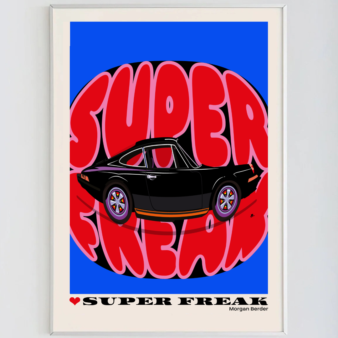 Cadre accroché au mur avec un poster d'une illustration représentant un fond bleu, il est écrit Super Freak et en premier plan une voiture de sport noir avec des reflets et les roues avec des couleurs psychédéliques.